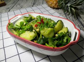 拌好的黄瓜装盘。