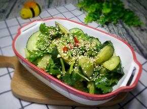 撒上一些白芝麻更香。