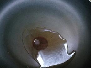 锅烧热后，下入20克花生油。