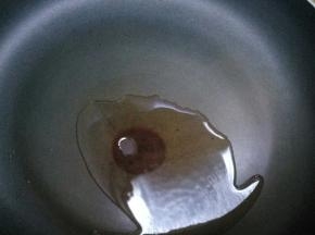 锅烧热后，下入20克花生油。