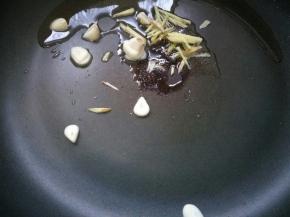 下入姜、蒜，爆炒出香味。