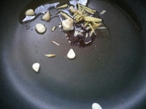 下入姜、蒜，爆炒出香味。