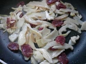 煸炒片刻。