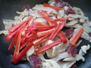 放入辣椒段。
