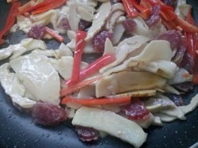 翻炒片刻。