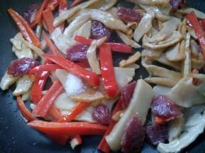 放适量盐，翻炒均匀。