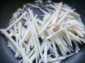 放入莲藕，翻炒均匀。