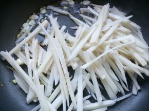 放入莲藕，翻炒均匀。