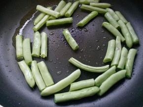 放入四季豆煸炒。