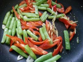 放入姜丝，翻炒均匀。