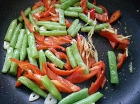 放入姜丝，翻炒均匀。