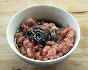 1加蚝油，盐，胡椒粉，生抽，花椒油，香油，顺一个方向搅拌。 2再沿碗边慢慢加入花椒水，顺一个方向搅拌上劲。 花椒水的制作～花椒粒提前用开水泡1小时后可用。