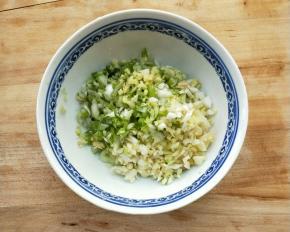 准备姜葱蒜。
～尽量多姜多葱。