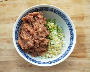 牛肉馅倒入姜葱蒜中。