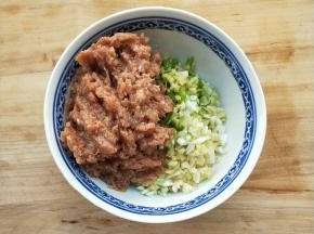 牛肉馅倒入姜葱蒜中。