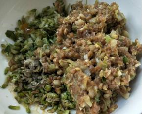 牛肉馅倒入槐花中，加盐，胡椒粉，香油，生抽给槐花调味。