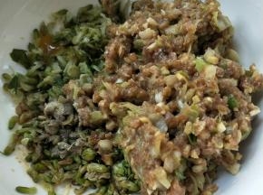 牛肉馅倒入槐花中，加盐，胡椒粉，香油，生抽给槐花调味。