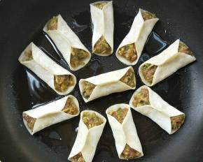 平底锅不粘锅中放少许油，烧热，小火放入锅贴煎一会让底部变金黄色，