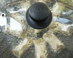 盖盖，中小火利用锅汽焖煎至水干，锅贴会出少部分油。