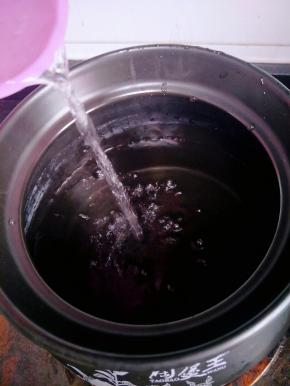 砂锅放入适量的水