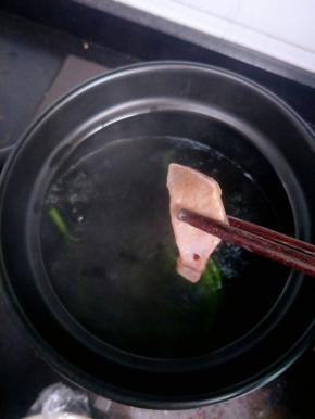 再次滾开放入腌制好的猪肝