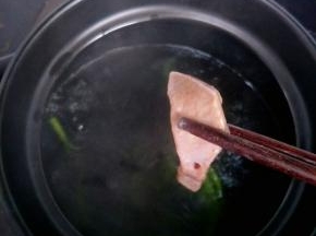 再次滾开放入腌制好的猪肝