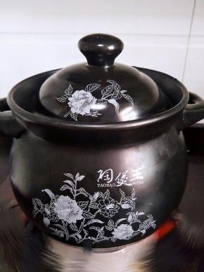 盖上锅盖。煮开