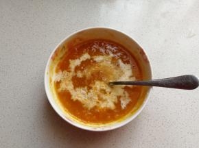南瓜蒸熟后取120克捣成泥，晾至温凉后依次加入白糖、盐、全蛋液、牛奶搅拌均匀