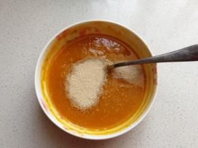 最后加入酵母搅拌均匀静置五分钟
