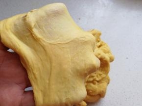 揉面至出现粗膜状态后，再加入室温软化黄油继续揉面
