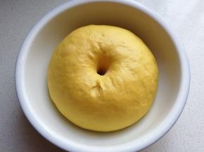 面团发酵至2倍大，手指戳洞不回缩不塌陷即发面完成