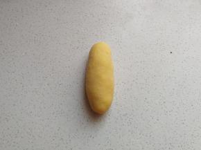 面团静置好后，取一份小面团先搓成圆柱状