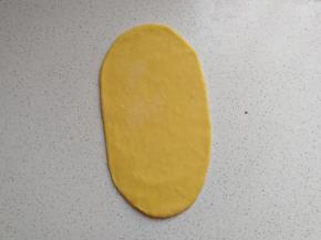 然后用擀面杖擀成方一点的椭圆形