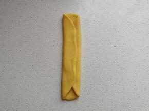 再把两边向中间对折