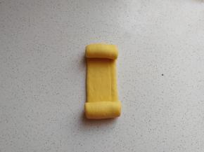 然后从两端开始向内卷