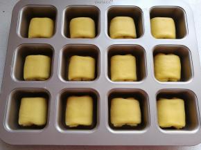 卷好后卷口朝下放入方形模具中，再依次卷完剩下的小面团，然后放入烤箱中发酵（烤盘下面放一碗热水，可以增加湿度和温度）