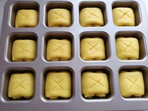 发酵至中途时把模具取出来，用锋利的刀片在表面画上十字，注意割口深度要适中，割完后再放入烤箱中继续完成发酵