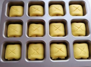 发酵至中途时把模具取出来，用锋利的刀片在表面画上十字，注意割口深度要适中，割完后再放入烤箱中继续完成发酵