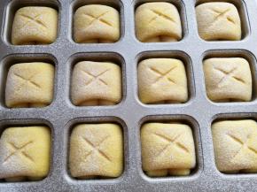 发酵至八分满模时取出来，再筛上一层高筋面粉，然后放入预热好的烤箱，中层上下火180度烤约15~18分钟即好（注意上色满意后要及时加盖锡纸）