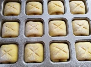 发酵至八分满模时取出来，再筛上一层高筋面粉，然后放入预热好的烤箱，中层上下火180度烤约15~18分钟即好（注意上色满意后要及时加盖锡纸）