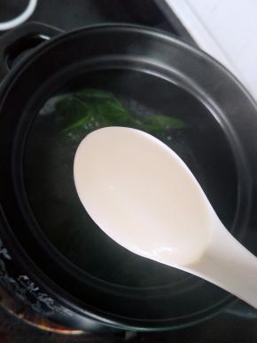 再放入番薯叶跟嫩芽！再放入一勺猪油。这样番薯叶跟汤会更好喝哦