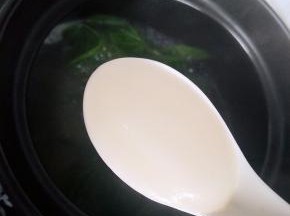 再放入番薯叶跟嫩芽！再放入一勺猪油。这样番薯叶跟汤会更好喝哦