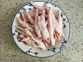 鸡爪洗净，剪去指甲对半切开