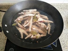 放入锅里，加入料酒、香叶花椒煮熟