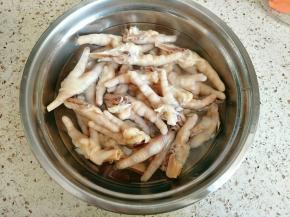 提前准备一盆凉白开水，冰的更好，煮熟的鸡爪过一遍凉水，再泡在冰水里