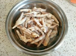 提前准备一盆凉白开水，冰的更好，煮熟的鸡爪过一遍凉水，再泡在冰水里