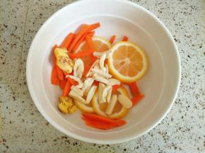 姜蒜拍碎，柠檬切片去籽