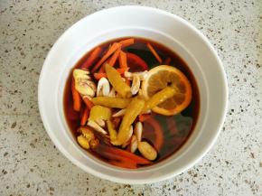 加入醋、生抽、糖、泡椒，泡椒的水也倒一碗进去，再适量添加一些凉白开水拌匀