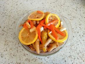 加入鸡爪拌匀，放入冰箱冷藏一夜，期间搅拌1-2次