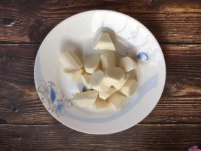 淮山药去皮，切成块。